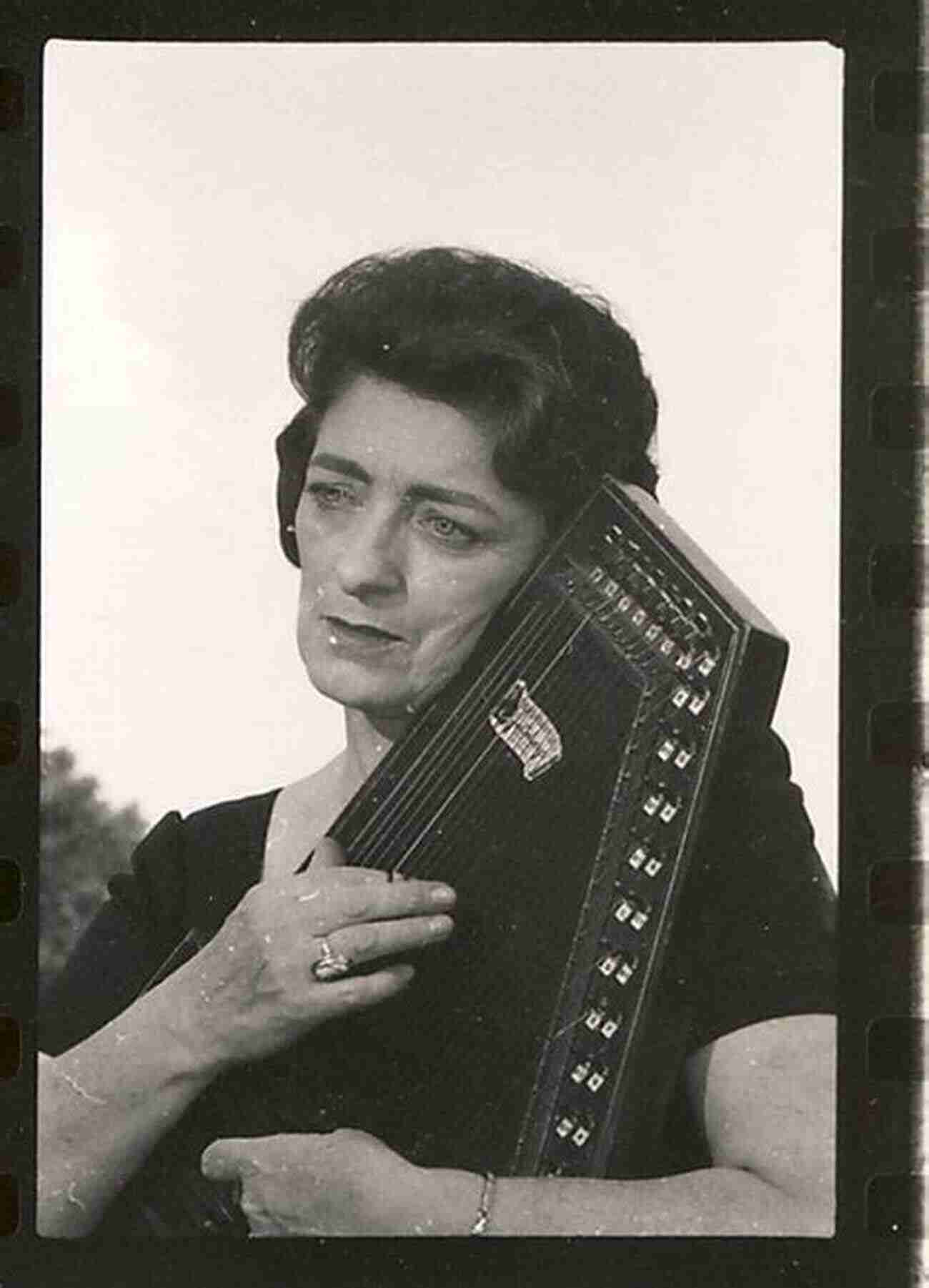 Mother Maybelle Carter – A Trailblazer Of Bluegrass Music Pretty Good For A Girl: Women In Bluegrass (Music In American Life)