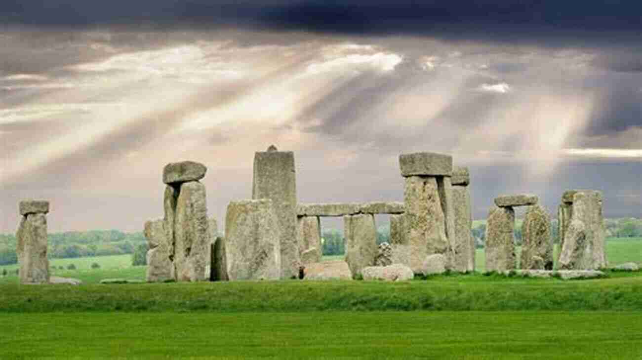 The Iconic Stonehenge Located Just Outside Of London Flavor Of London Travel Guide: What To See Eat And Where To Stay To Have An Amazing Trip